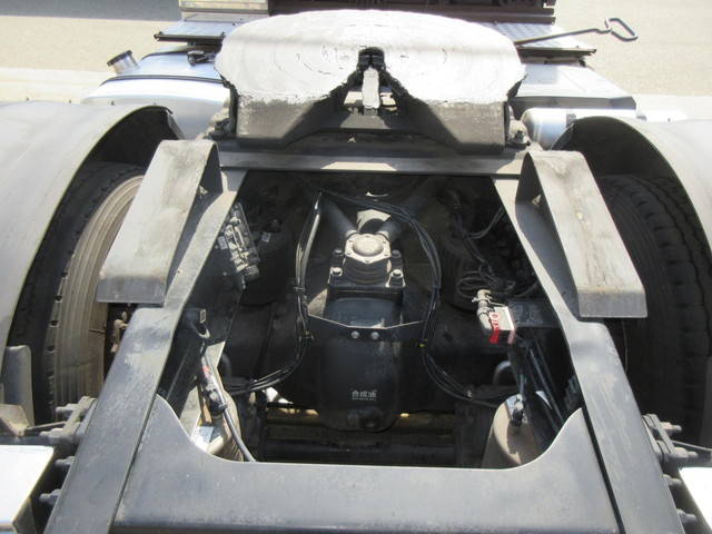 UDトラックスクオントレーラーヘッド（トラクターヘッド）大型（10t）[写真06]