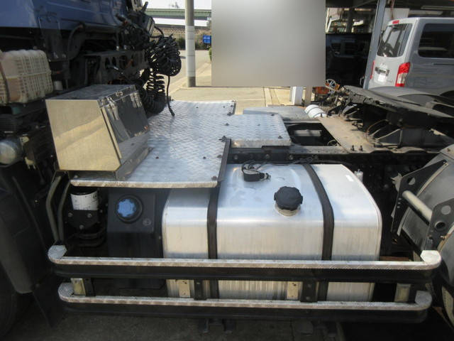 UDトラックスクオントレーラーヘッド（トラクターヘッド）大型（10t）[写真08]