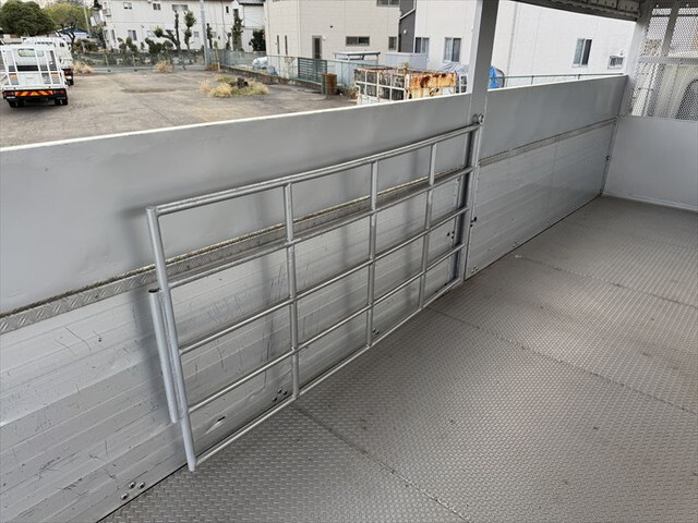 三菱ふそうファイター家畜運搬車中型（4t）[写真10]