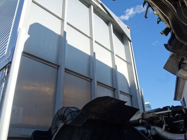 三菱ふそうファイターアルミウイング中型（4t）[写真37]