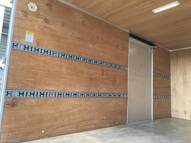 三菱ふそうキャンターアルミバン小型（2t・3t）[写真13]