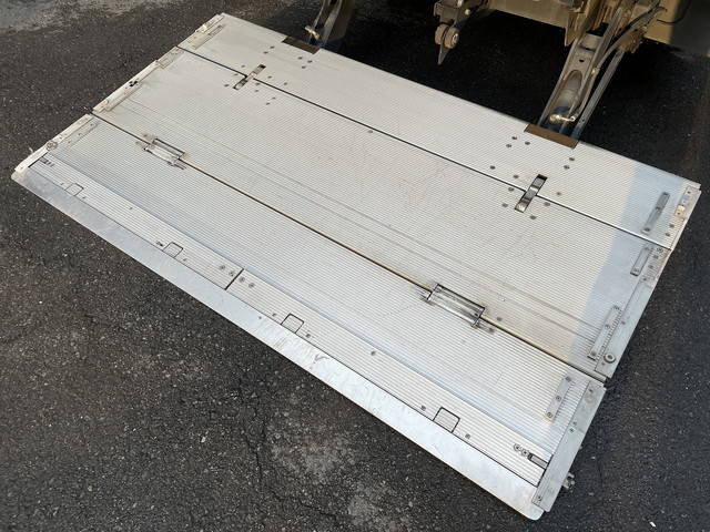 三菱ふそうキャンターアルミバン小型（2t・3t）[写真06]