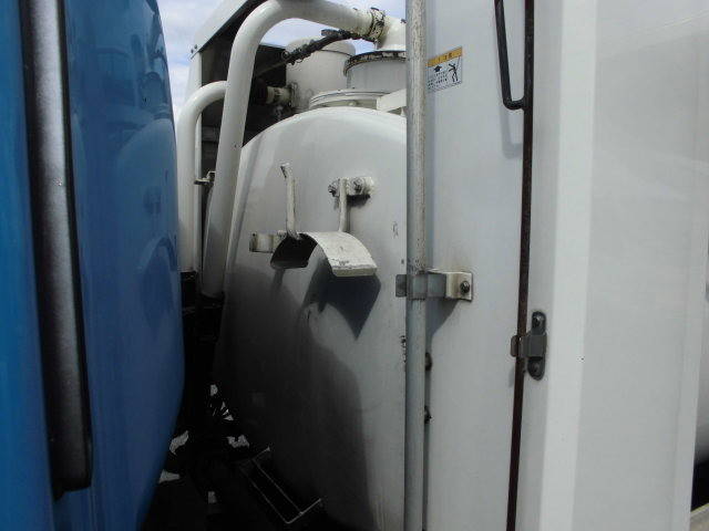 いすゞエルフバキュームカー小型（2t・3t）[写真09]