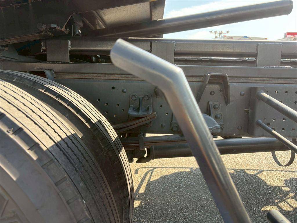 いすゞフォワードセーフティローダー中型（4t）[写真17]