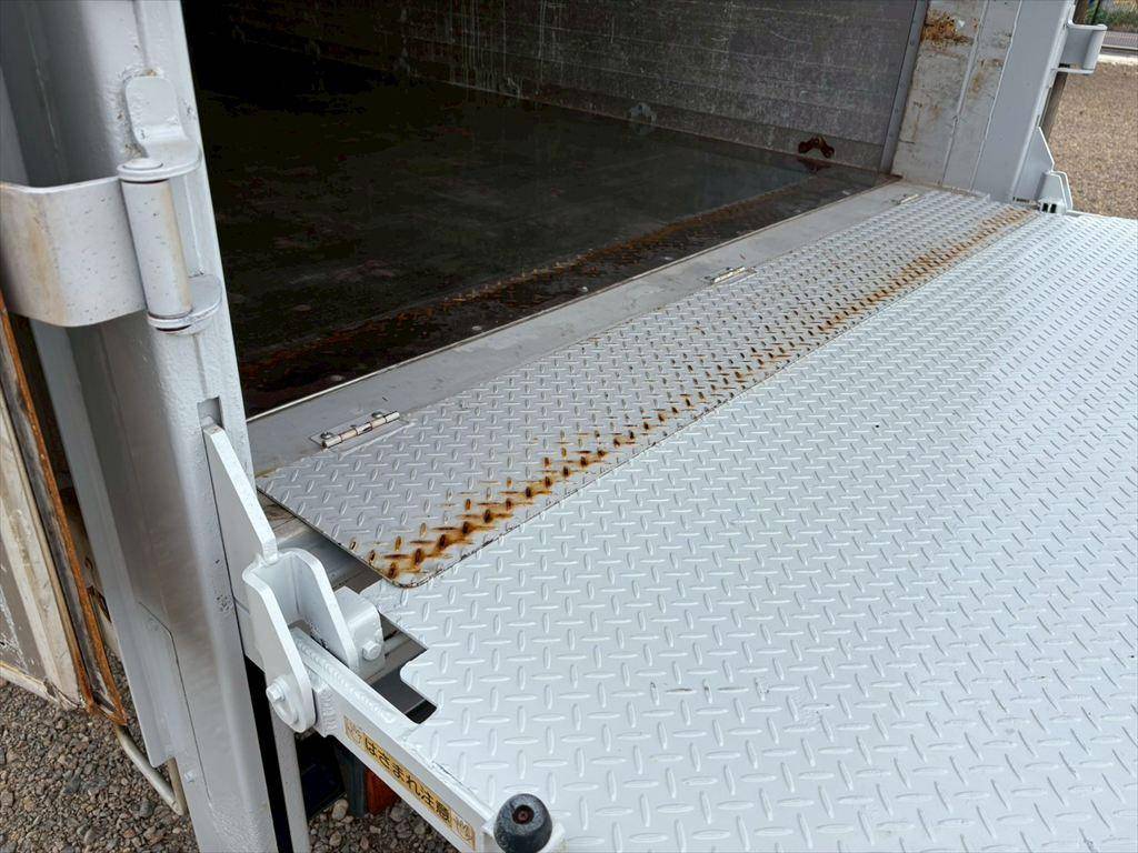 三菱ふそうキャンターアルミウイング小型（2t・3t）[写真12]