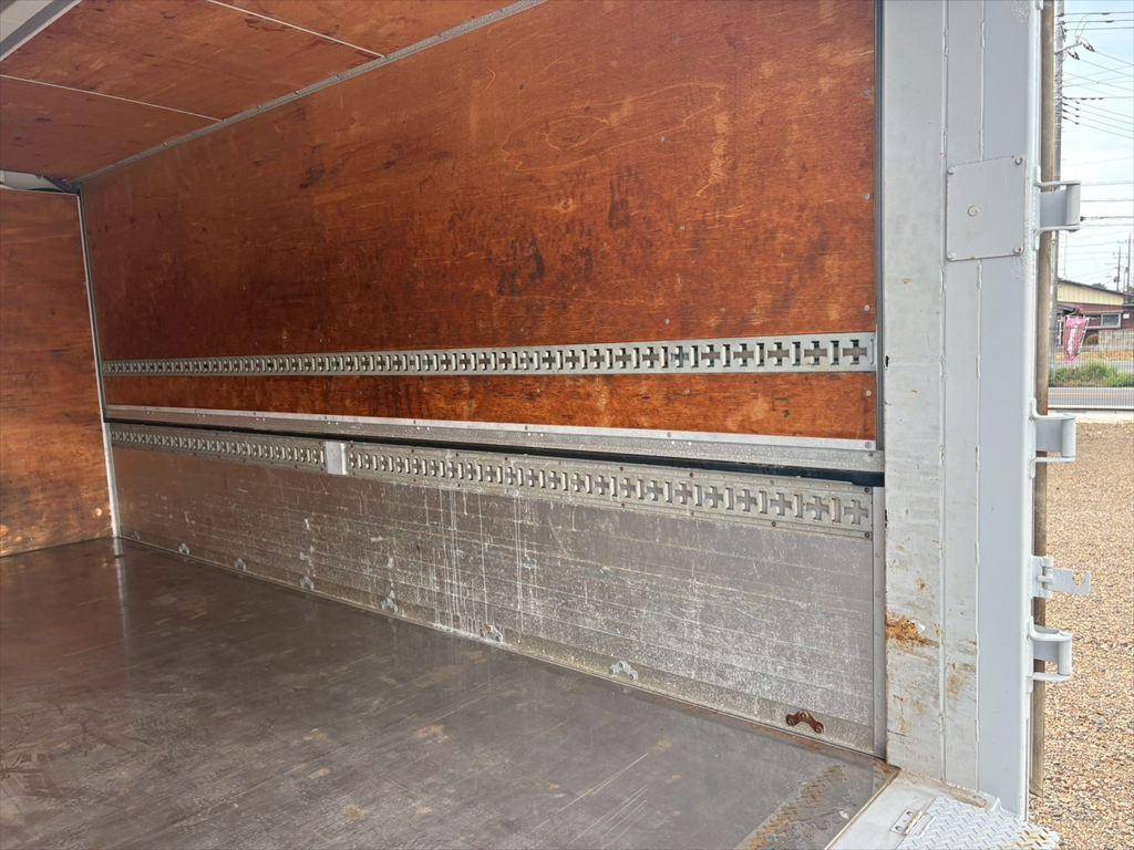 三菱ふそうキャンターアルミウイング小型（2t・3t）[写真09]