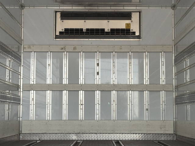 いすゞフォワード冷蔵冷凍ウイング中型（4t）[写真11]