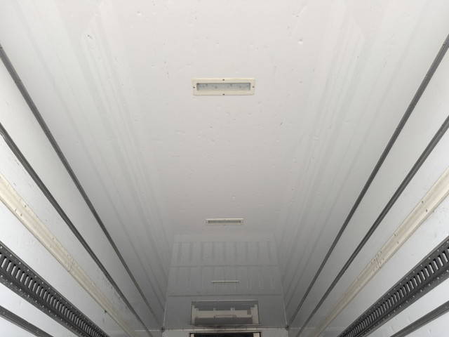 いすゞフォワード冷蔵冷凍ウイング中型（4t）[写真12]