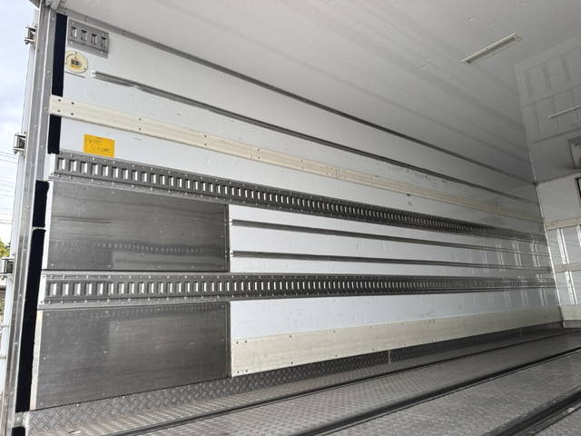 いすゞフォワード冷蔵冷凍ウイング中型（4t）[写真13]