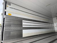 いすゞフォワード冷蔵冷凍ウイング中型（4t）[写真14]