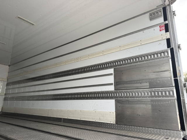 いすゞフォワード冷蔵冷凍ウイング中型（4t）[写真14]