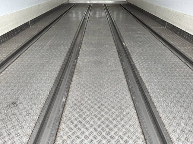 いすゞフォワード冷蔵冷凍ウイング中型（4t）[写真15]