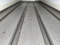 いすゞフォワード冷蔵冷凍ウイング中型（4t）[写真16]