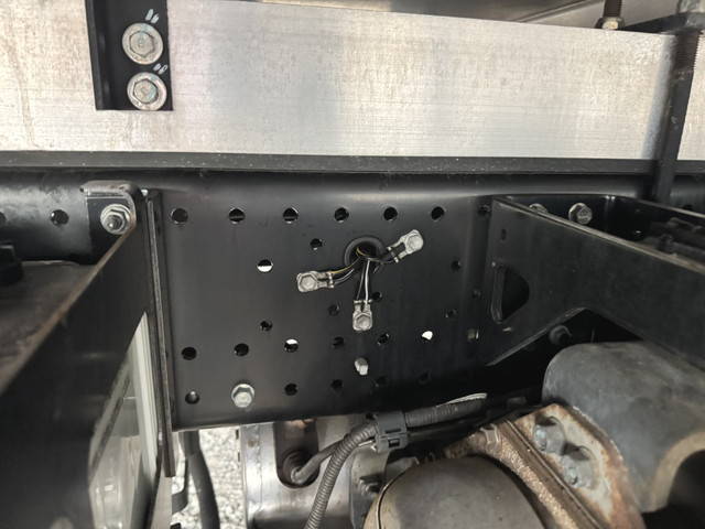 いすゞフォワード冷蔵冷凍ウイング中型（4t）[写真16]