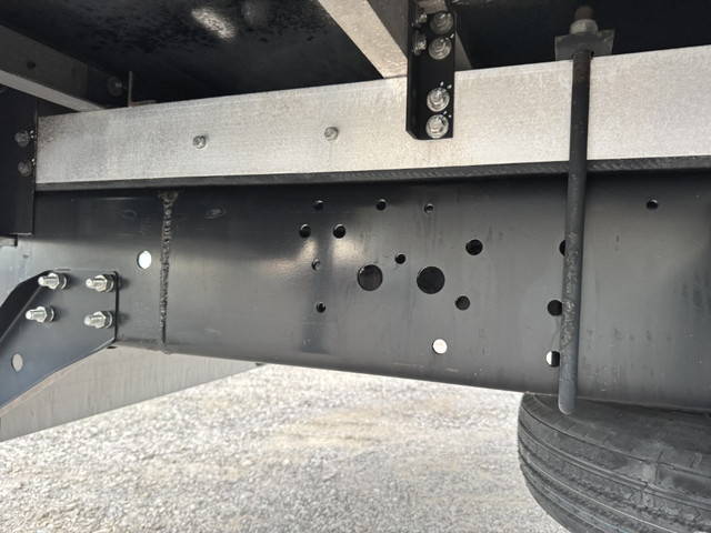 いすゞフォワード冷蔵冷凍ウイング中型（4t）[写真17]