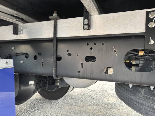 いすゞフォワード冷蔵冷凍ウイング中型（4t）[写真20]