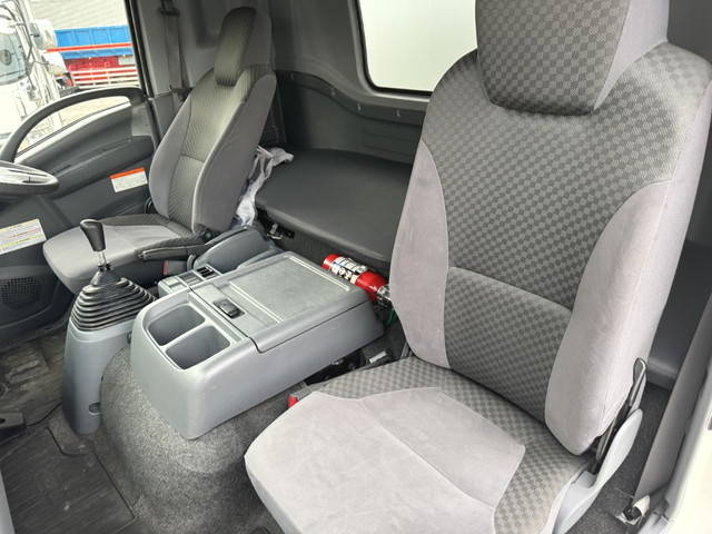 いすゞフォワード冷蔵冷凍ウイング中型（4t）[写真28]