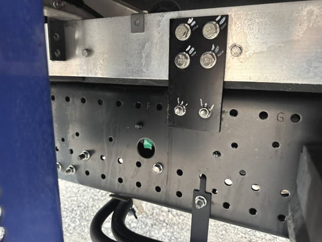 いすゞフォワード冷蔵冷凍ウイング中型（4t）[写真30]