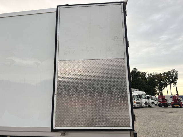 いすゞフォワード冷蔵冷凍ウイング中型（4t）[写真08]