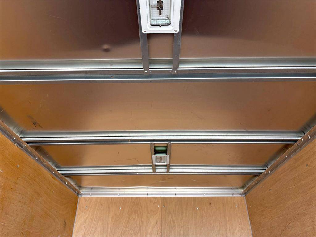 三菱ふそうキャンターアルミバン小型（2t・3t）[写真10]