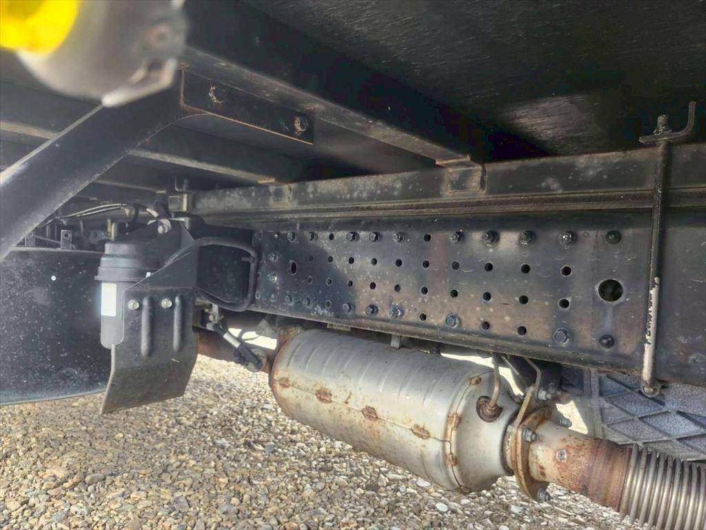 三菱ふそうキャンター平ボディ小型（2t・3t）[写真11]