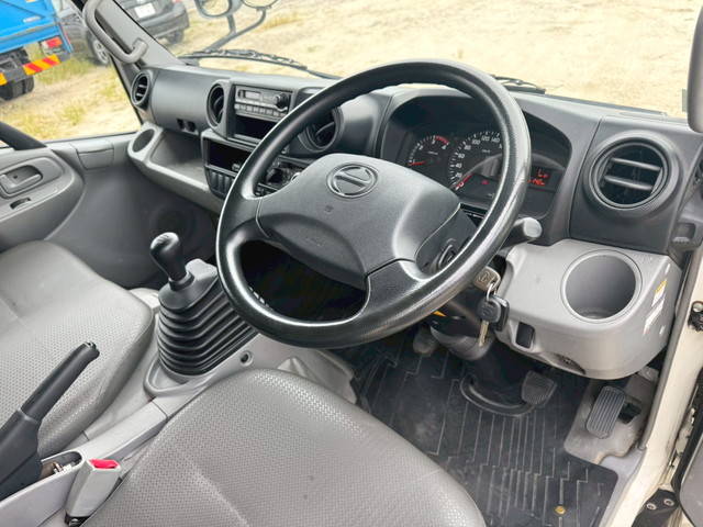 日野デュトロ幌ウイング小型（2t・3t）[写真35]