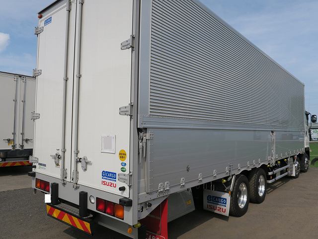 いすゞギガアルミウイング大型（10t）[写真02]