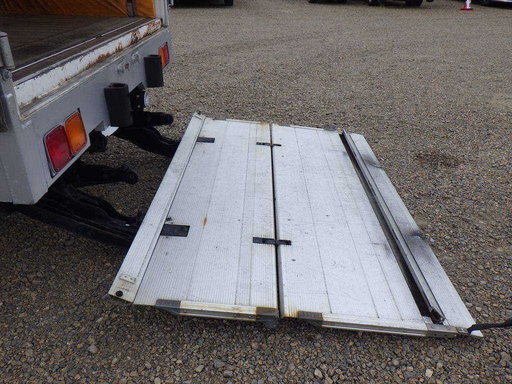 いすゞフォワード冷蔵冷凍ウイング増トン（6t・8t）[写真11]