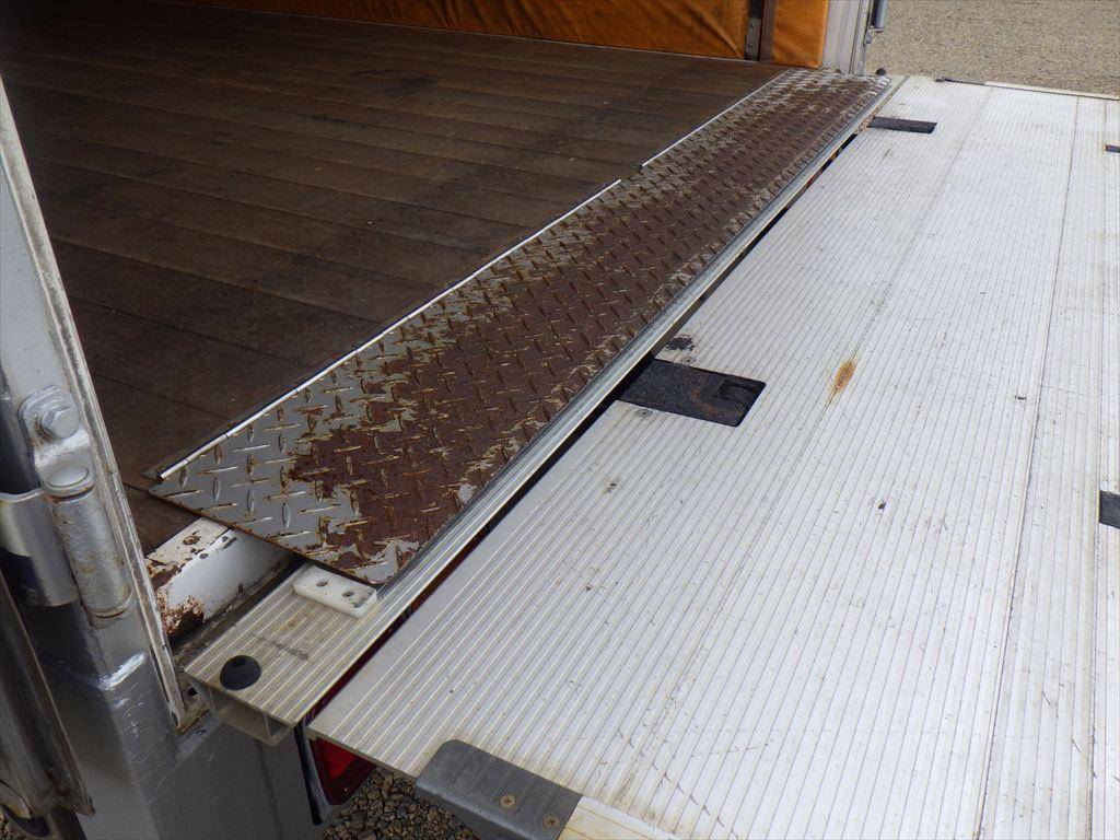 いすゞフォワード冷蔵冷凍ウイング増トン（6t・8t）[写真12]