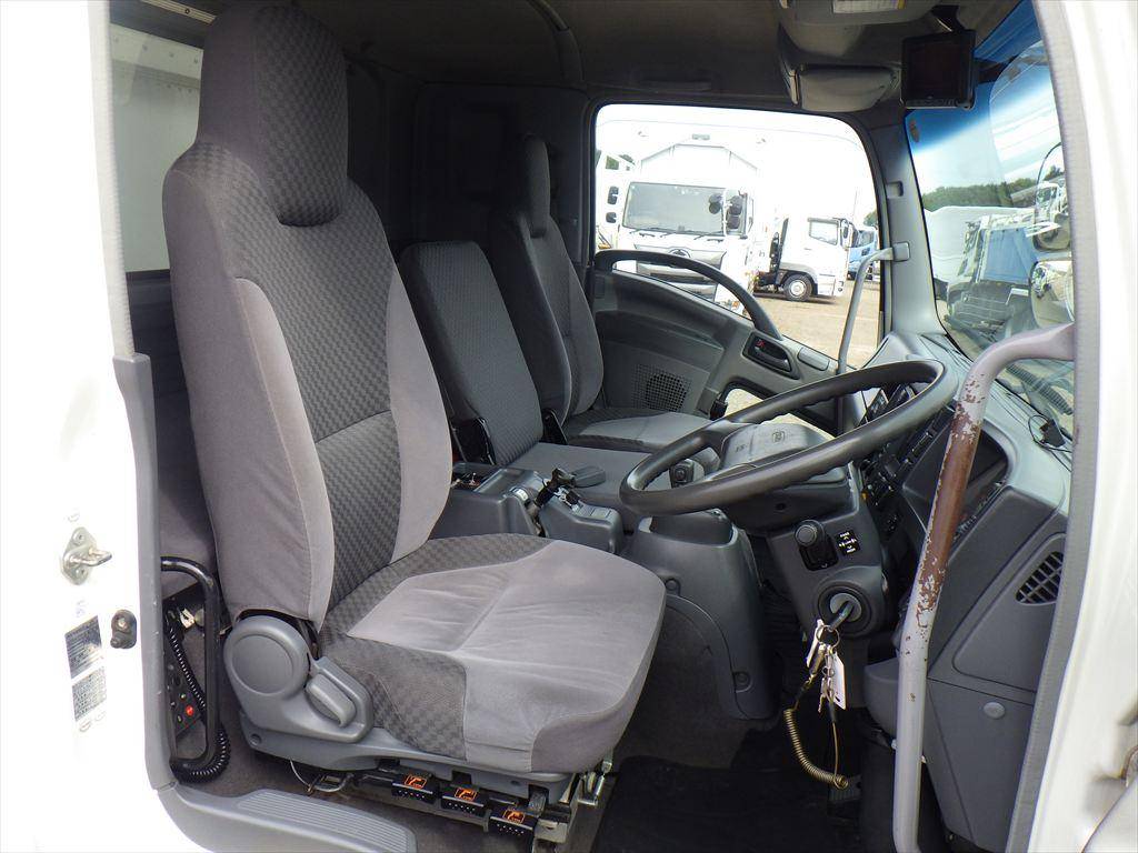 いすゞフォワード冷蔵冷凍ウイング増トン（6t・8t）[写真20]