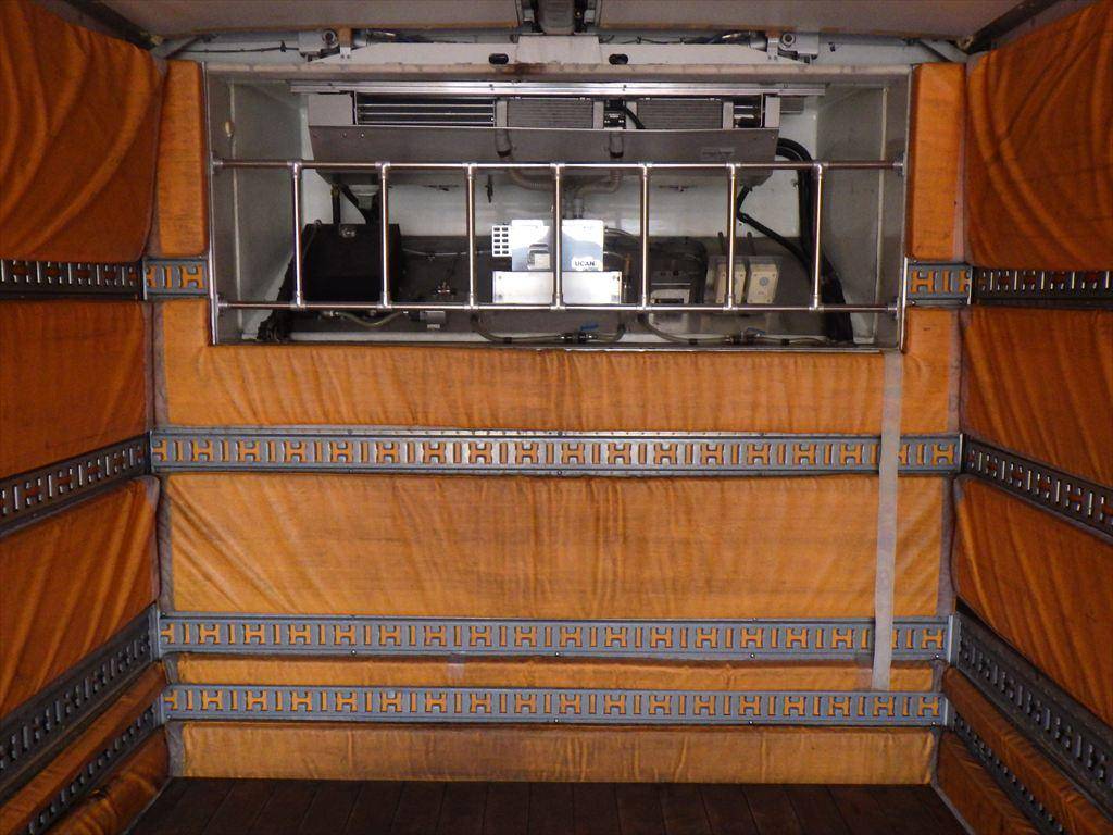 いすゞフォワード冷蔵冷凍ウイング増トン（6t・8t）[写真07]