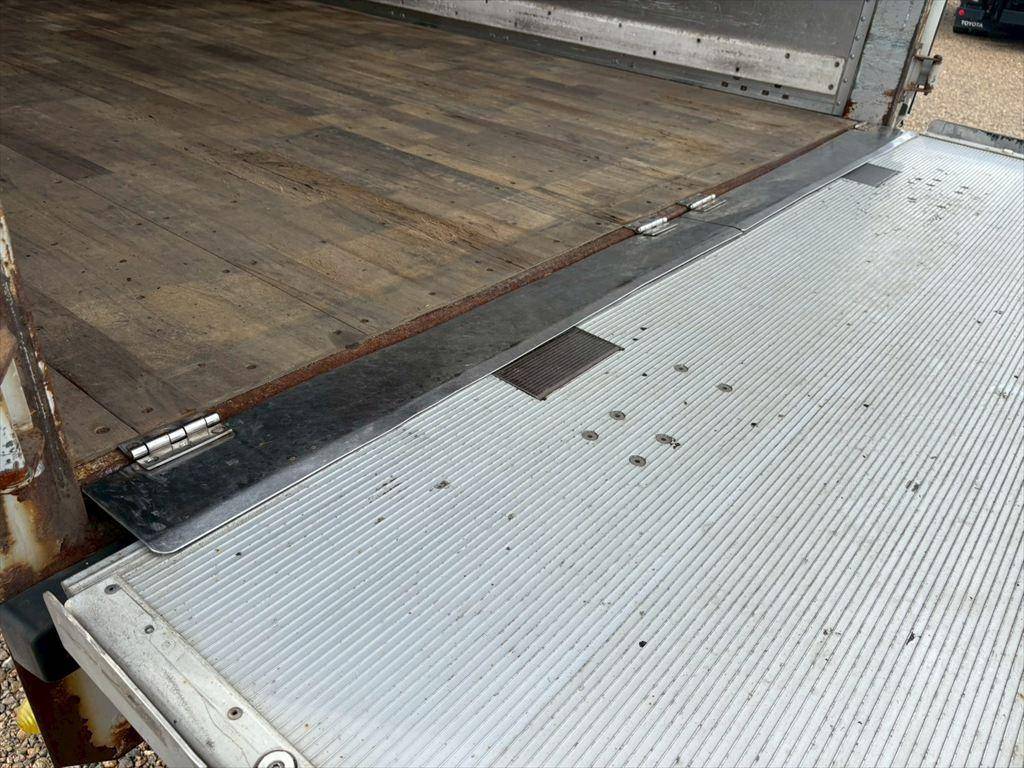 いすゞフォワードアルミウイング中型（4t）[写真12]