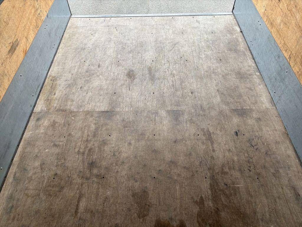 三菱ふそうキャンターアルミバン小型（2t・3t）[写真12]