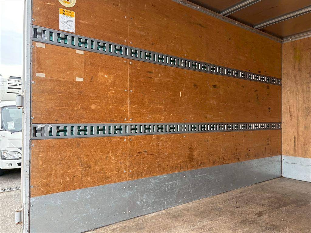 三菱ふそうキャンターアルミバン小型（2t・3t）[写真09]