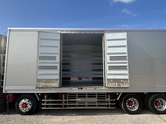 日野プロフィア冷凍車（冷蔵車）大型（10t）[写真07]