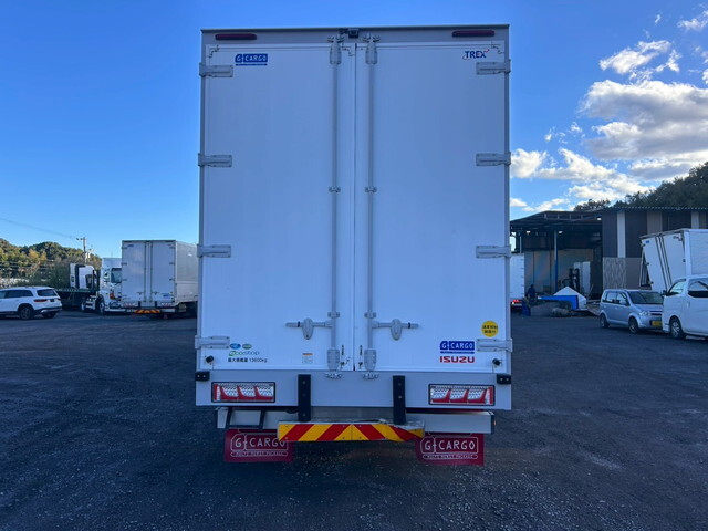 いすゞギガアルミウイング大型（10t）[写真10]