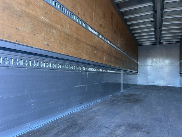 いすゞギガアルミウイング大型（10t）[写真12]