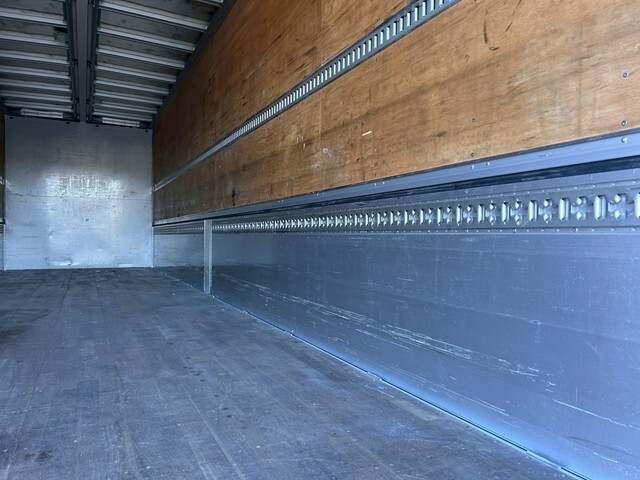 いすゞギガアルミウイング大型（10t）[写真13]