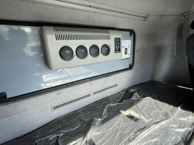 UDトラックスクオントレーラーヘッド（トラクターヘッド）大型（10t）[写真10]