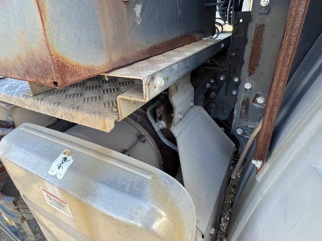 UDトラックスクオントレーラーヘッド（トラクターヘッド）大型（10t）[写真23]