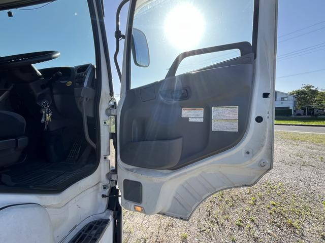 UDトラックスクオントレーラーヘッド（トラクターヘッド）大型（10t）[写真08]