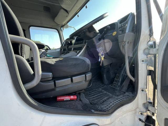 UDトラックスクオントレーラーヘッド（トラクターヘッド）大型（10t）[写真09]