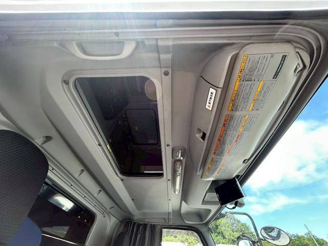 いすゞギガアルミウイング大型（10t）[写真22]