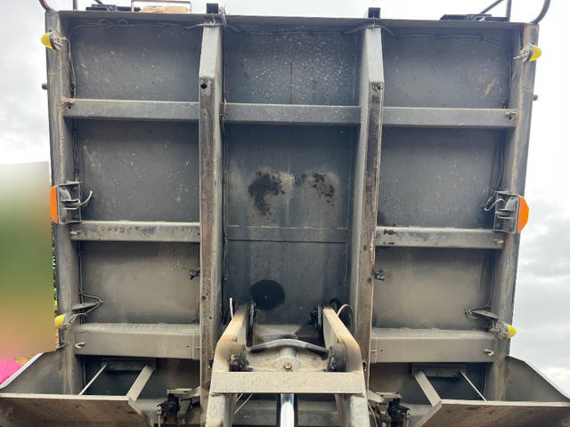 UDトラックスクオンダンプ大型（10t）[写真11]