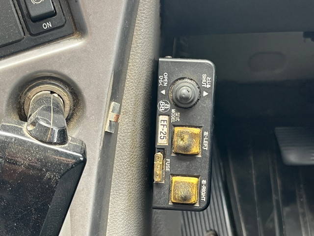 UDトラックスクオンダンプ大型（10t）[写真35]