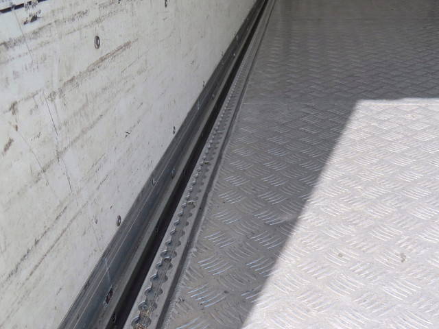 いすゞギガ冷蔵冷凍ウイング大型（10t）[写真28]