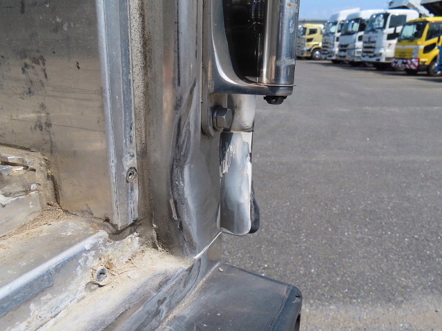 いすゞギガ冷蔵冷凍ウイング大型（10t）[写真32]