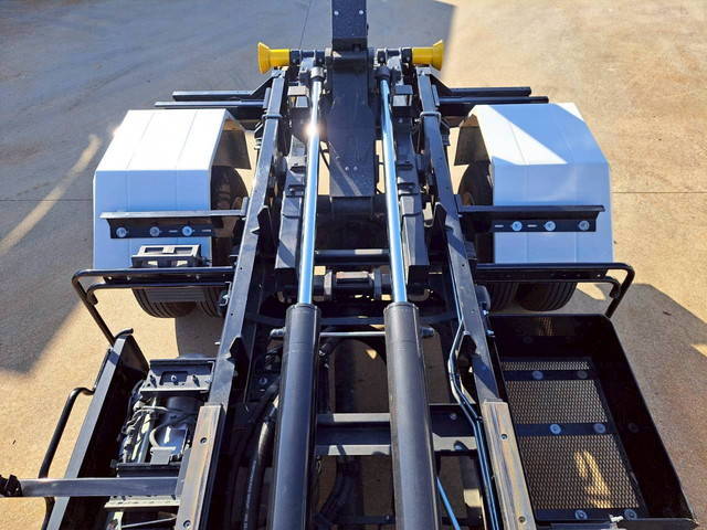 いすゞフォワードコンテナ専用車中型（4t）[写真18]