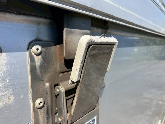 いすゞフォワードアルミウイング中型（4t）[写真16]