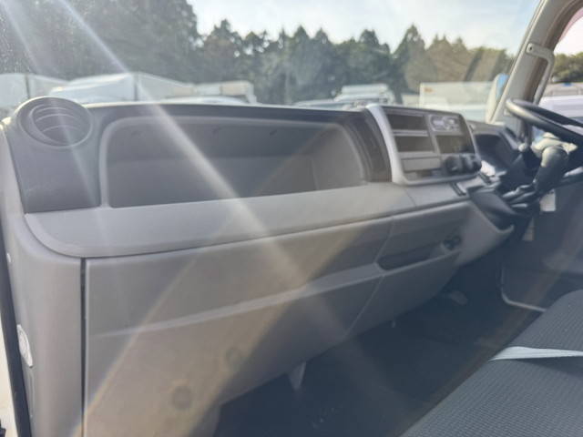 三菱ふそうキャンターアルミバン小型（2t・3t）[写真09]